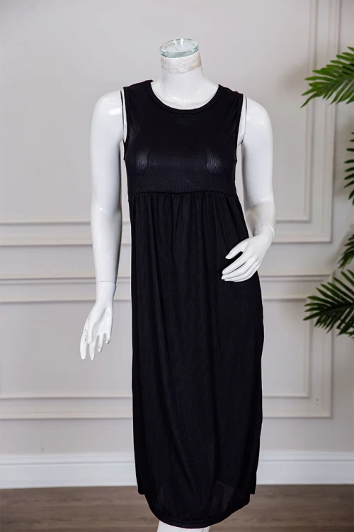 قميص نسائي قصير لون أسود بياقة دائرية و بدون أكمام