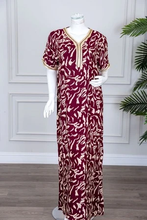 قميص نسائي طويل لون عودي مزين بنقوش و بكلفة مطرزة في الياقة و الأكمام