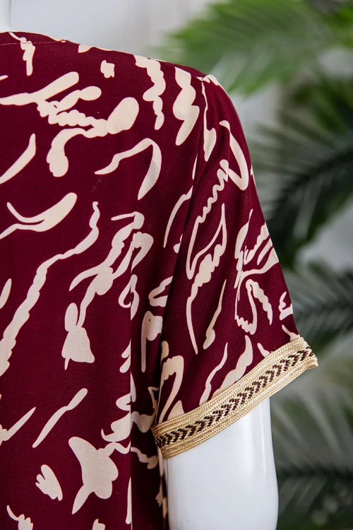 قميص نسائي طويل لون عودي مزين بنقوش و بكلفة مطرزة في الياقة و الأكمام