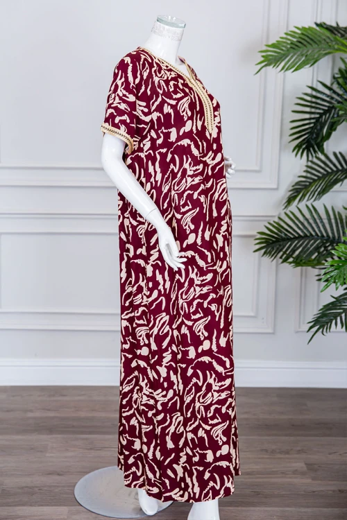 قميص نسائي طويل لون عودي مزين بنقوش و بكلفة مطرزة في الياقة و الأكمام