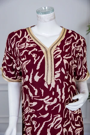 قميص نسائي طويل لون عودي مزين بنقوش و بكلفة مطرزة في الياقة و الأكمام