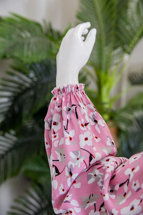 قميص نسائي لون وردي مشجر بياقة قصة سبعة و بأكمام طويلة بزم