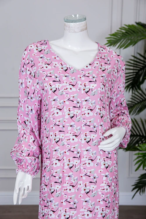 قميص نسائي لون وردي مشجر بياقة قصة سبعة و بأكمام طويلة بزم