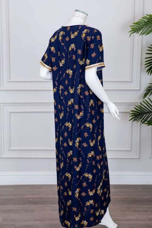 قميص نسائي طويل لون كحلي مزين برسومات ملونة و بكلفة مطرزة باللون الذهبي في الياقة و الأكمام