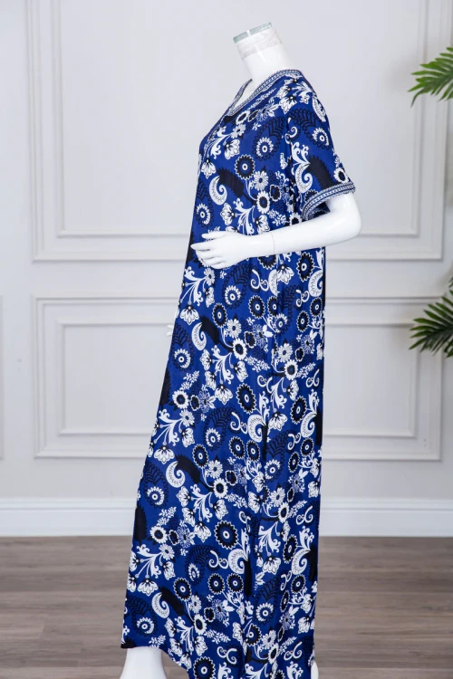 قميص نسائي طويل لون كحلي مزين برسومات و بكلفة مطرزة في الياقة و الأكمام