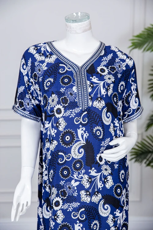 قميص نسائي طويل لون كحلي مزين برسومات و بكلفة مطرزة في الياقة و الأكمام