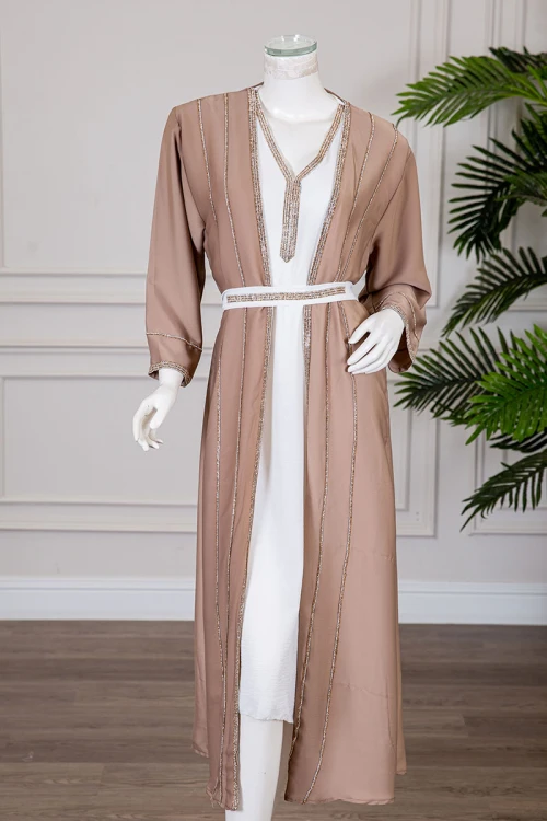 جلابية نسائية قطعتين لون أبيض و بني ياقة قصة سبعة مع حزام مزينة بفصوص من الأمام و الأكمام