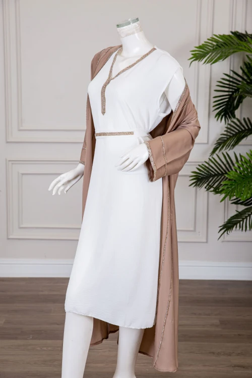جلابية نسائية قطعتين لون أبيض و بني ياقة قصة سبعة مع حزام مزينة بفصوص من الأمام و الأكمام