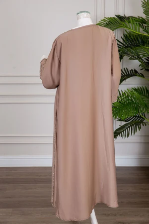 جلابية نسائية قطعتين لون أبيض و بني ياقة قصة سبعة مع حزام مزينة بفصوص من الأمام و الأكمام