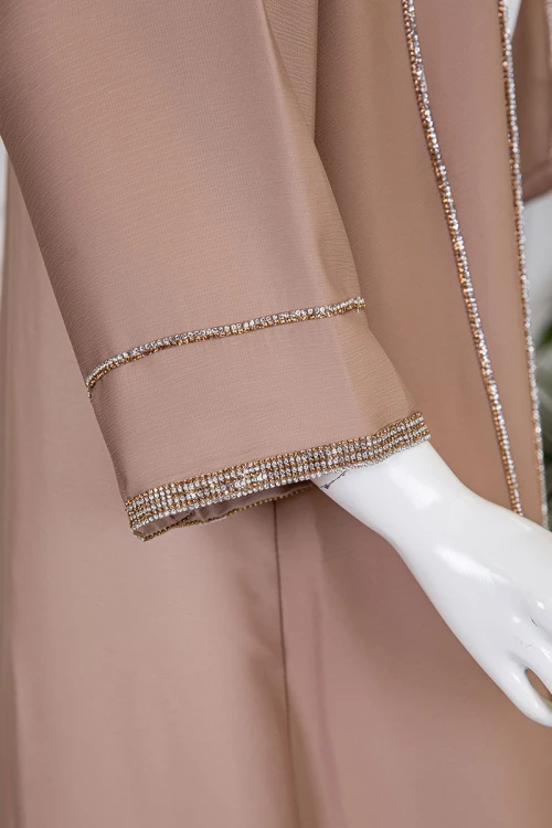 جلابية نسائية قطعتين لون أبيض و بني ياقة قصة سبعة مع حزام مزينة بفصوص من الأمام و الأكمام