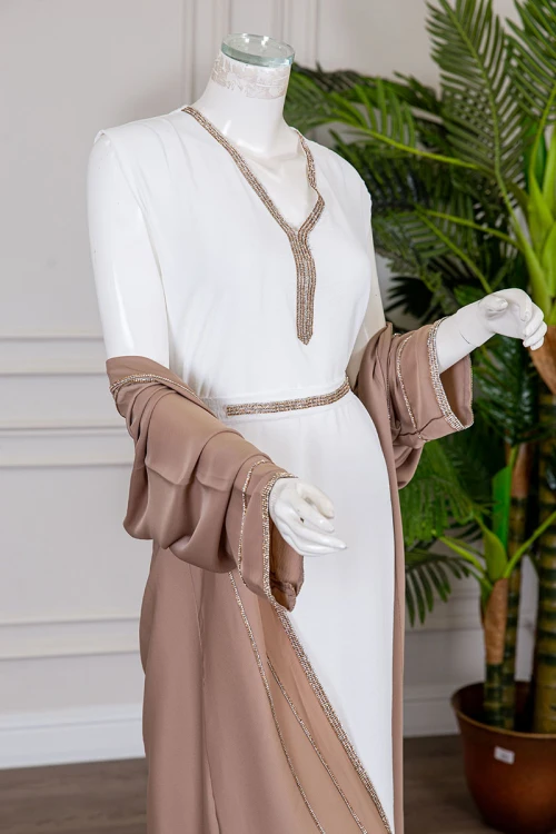 جلابية نسائية قطعتين لون أبيض و بني ياقة قصة سبعة مع حزام مزينة بفصوص من الأمام و الأكمام