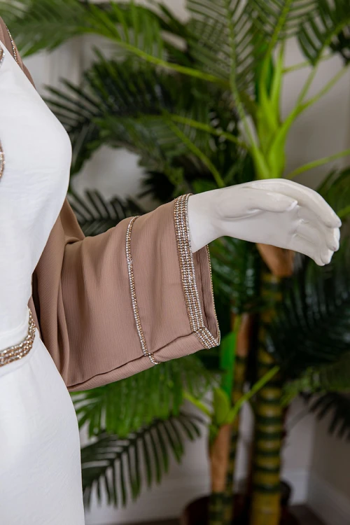 جلابية نسائية قطعتين لون أبيض و بني ياقة قصة سبعة مع حزام مزينة بفصوص من الأمام و الأكمام