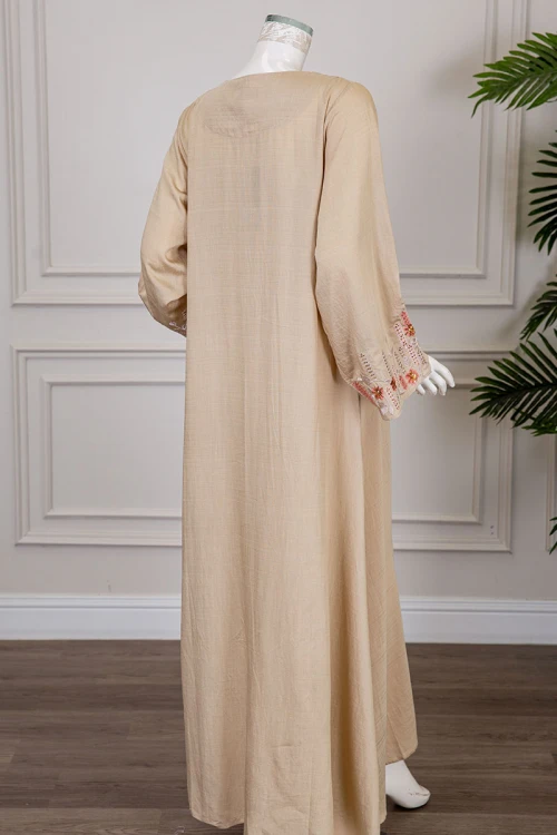 جلابية نسائية لون بيج ياقة مربعة و أكمام طويلة مزينة بتطريز في الصدر و الأكمام