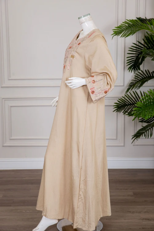 جلابية نسائية لون بيج ياقة مربعة و أكمام طويلة مزينة بتطريز في الصدر و الأكمام