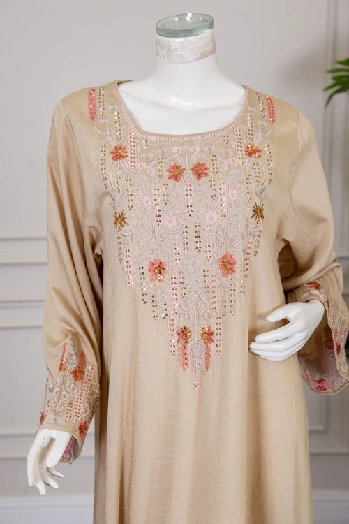 جلابية نسائية لون بيج ياقة مربعة و أكمام طويلة مزينة بتطريز في الصدر و الأكمام