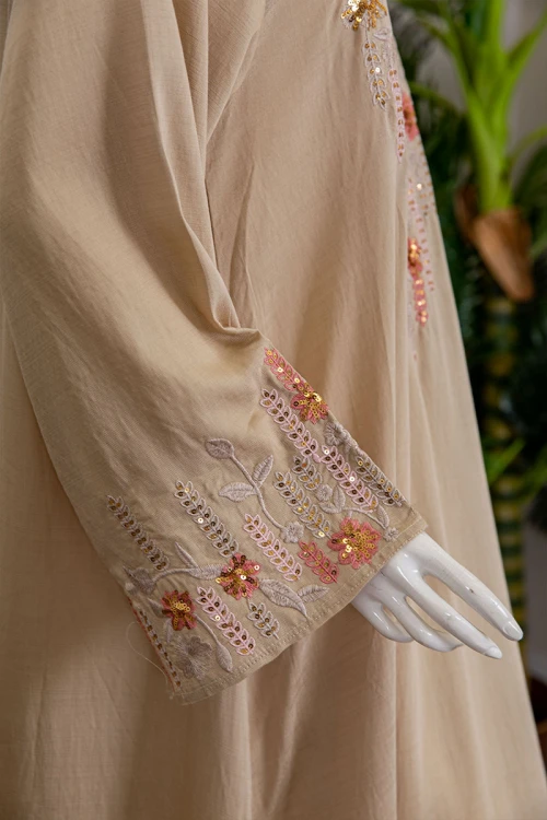 جلابية نسائية لون بيج ياقة مربعة و أكمام طويلة مزينة بتطريز في الصدر و الأكمام