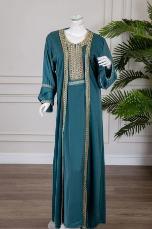 جلابية نسائية قطعتين لون تركواز ياقة دائرية مع حزام مزينة بتطريز من الأمام و الأكمام