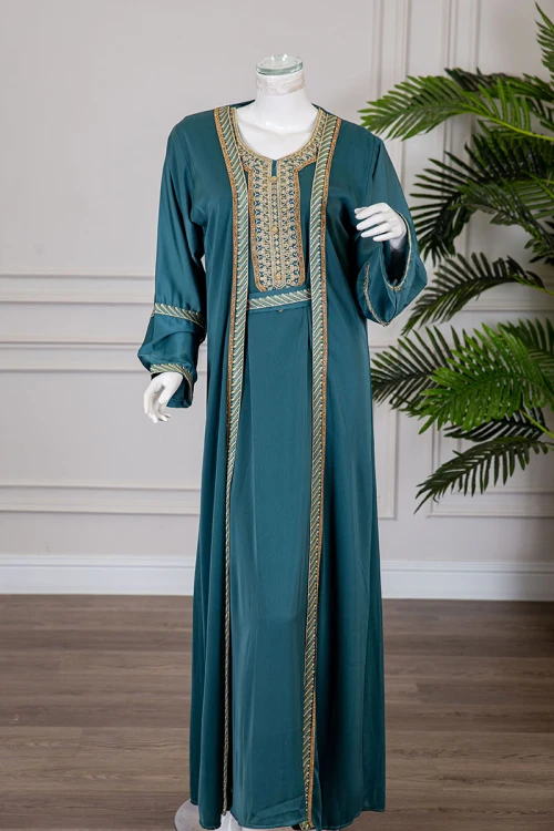 جلابية نسائية قطعتين لون تركواز ياقة دائرية مع حزام مزينة بتطريز من الأمام و الأكمام
