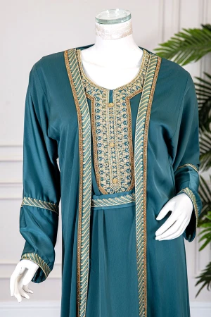 جلابية نسائية قطعتين لون تركواز ياقة دائرية مع حزام مزينة بتطريز من الأمام و الأكمام