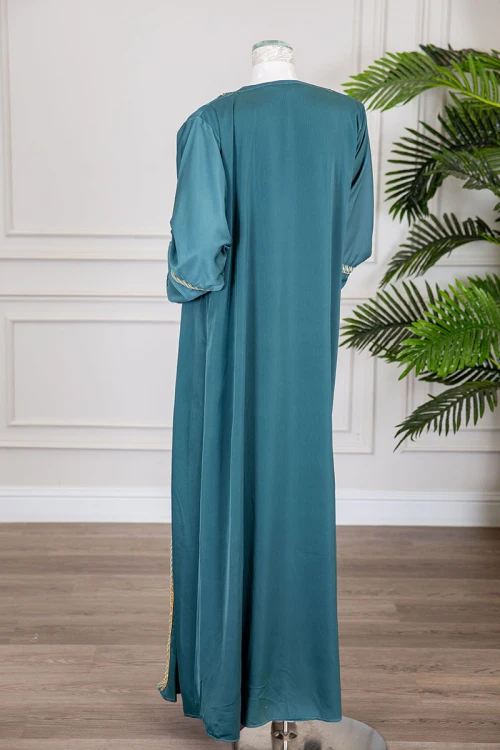 جلابية نسائية قطعتين لون تركواز ياقة دائرية مع حزام مزينة بتطريز من الأمام و الأكمام