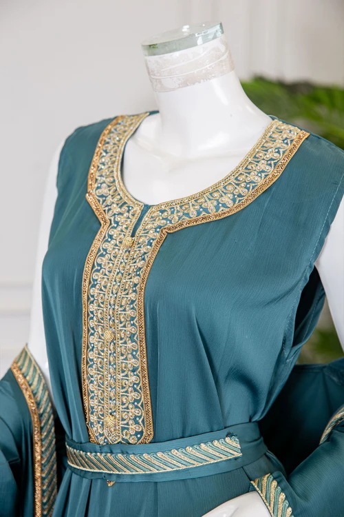 جلابية نسائية قطعتين لون تركواز ياقة دائرية مع حزام مزينة بتطريز من الأمام و الأكمام