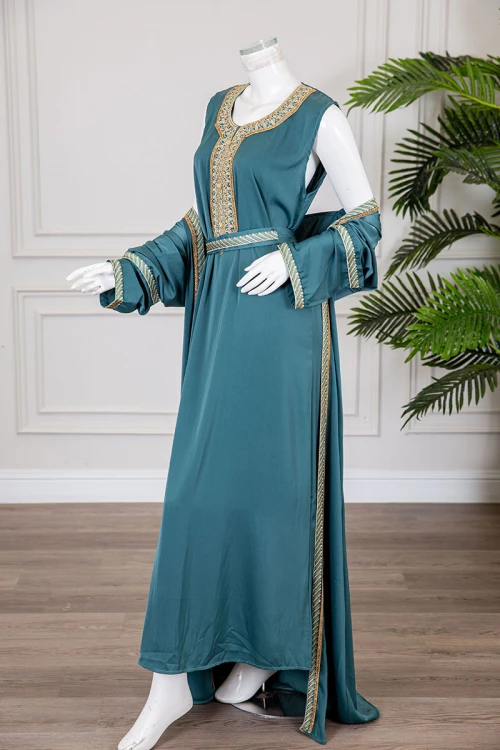 جلابية نسائية قطعتين لون تركواز ياقة دائرية مع حزام مزينة بتطريز من الأمام و الأكمام