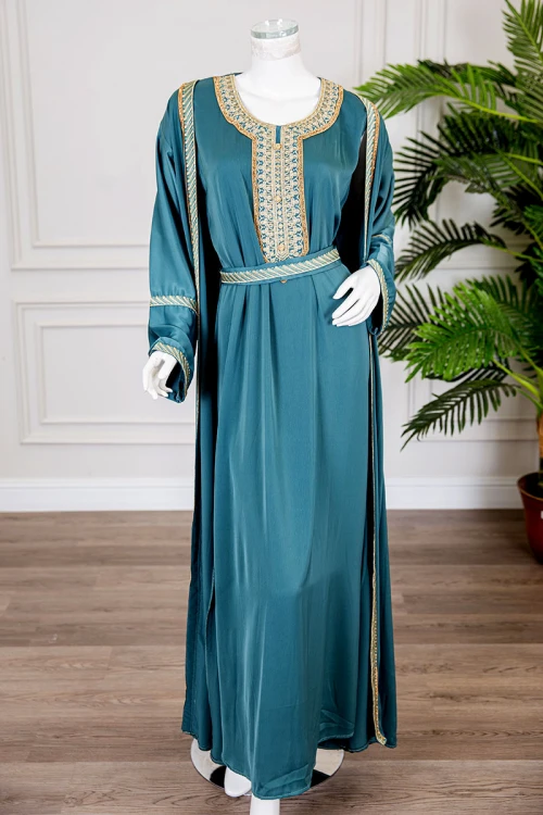 جلابية نسائية قطعتين لون تركواز ياقة دائرية مع حزام مزينة بتطريز من الأمام و الأكمام