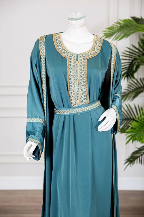 جلابية نسائية قطعتين لون تركواز ياقة دائرية مع حزام مزينة بتطريز من الأمام و الأكمام