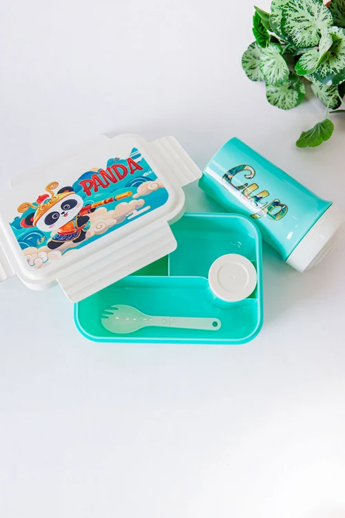 حافظة طعام مدرسية متعددة الألوان مقسمة مع ملعقة و مزينة برسومات كرتونية مع زمزمية مشروب بارد