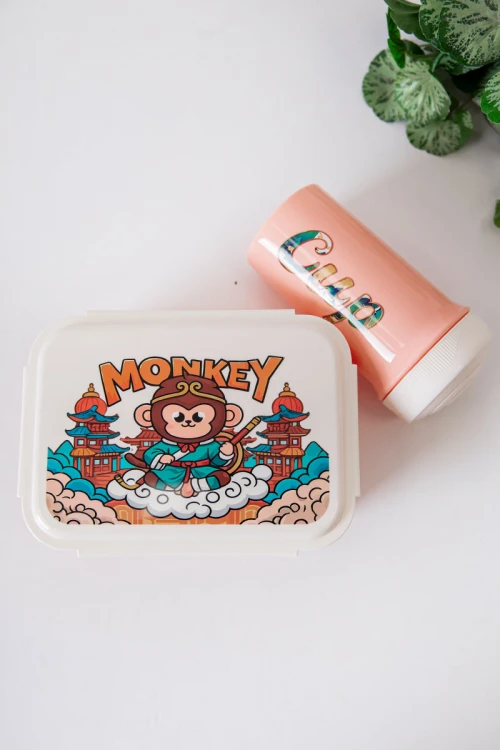 حافظة طعام مدرسية متعددة الألوان مقسمة مع ملعقة و مزينة برسومات كرتونية مع زمزمية مشروب بارد