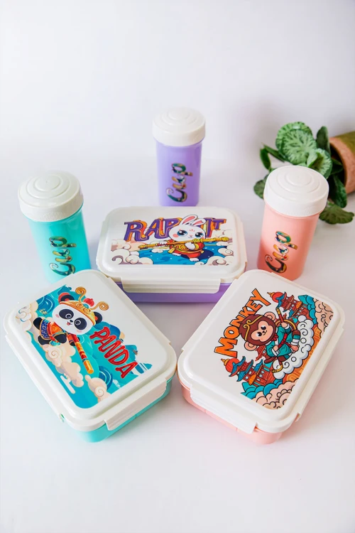 حافظة طعام مدرسية متعددة الألوان مقسمة مع ملعقة و مزينة برسومات كرتونية مع زمزمية مشروب بارد