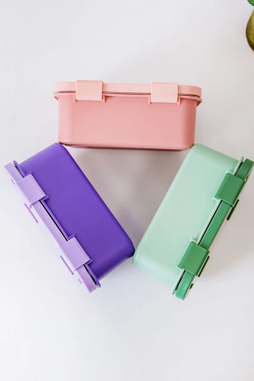 حافظة طعام مدرسية متعددة الألوان مقسمة مع ملعقة و شوكة مزينة برسومات كرتونية