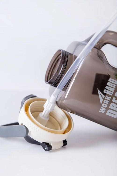 زمزمية مدرسية متعددة الألوان مزينة بكتابات من الأمام مشروب بارد بلاستيك شفاف