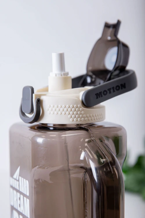 زمزمية مدرسية متعددة الألوان مزينة بكتابات من الأمام مشروب بارد بلاستيك شفاف