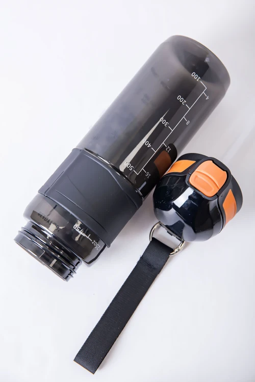 زمزمية مدرسية متعددة الألوان مزينة بكتابات من الأمام مشروب بارد بلاستيك شفاف