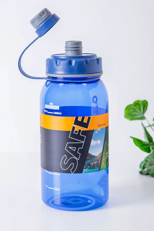 زمزمية مدرسية متعددة الألوان مزينة بكتابات من الأمام مشروب بارد بلاستيك شفاف