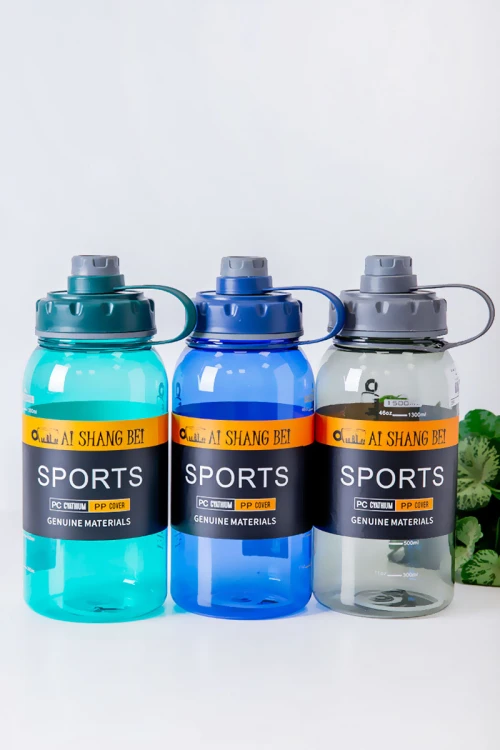 زمزمية مدرسية متعددة الألوان مزينة بكتابات من الأمام مشروب بارد بلاستيك شفاف