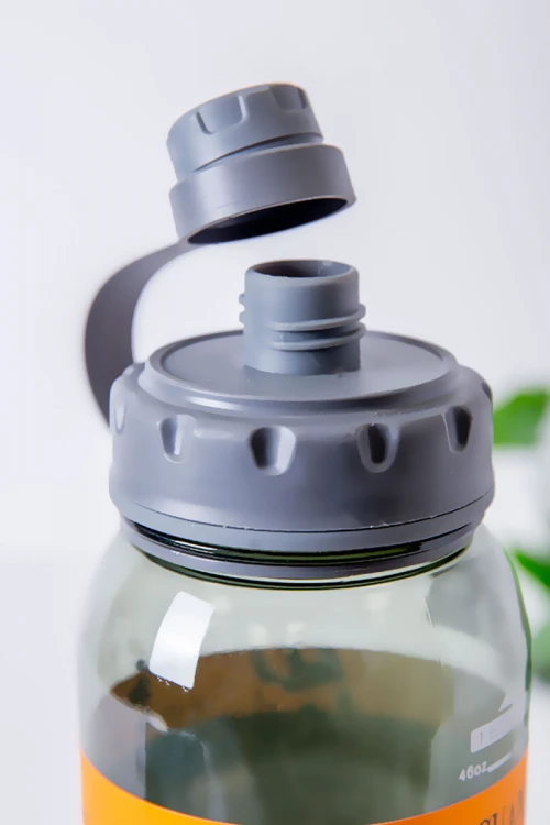 زمزمية مدرسية متعددة الألوان مزينة بكتابات من الأمام مشروب بارد بلاستيك شفاف