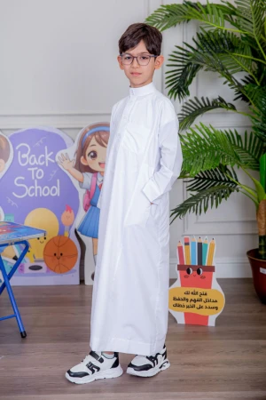 ثوب ولادي أبيض سادة ياقة دائرية بجيوب و أزرار من الأمام 