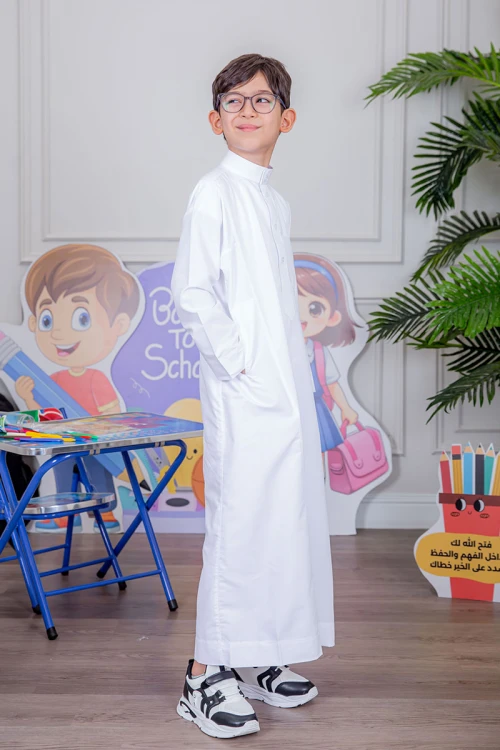 ثوب ولادي أبيض سادة ياقة دائرية بجيوب و أزرار من الأمام