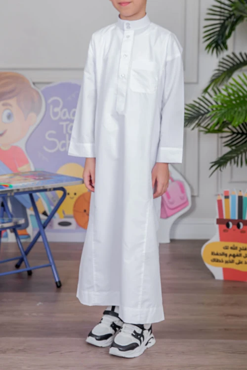 ثوب ولادي أبيض سادة ياقة دائرية بجيوب و أزرار من الأمام