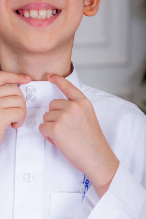 ثوب ولادي أبيض سادة ياقة دائرية بجيوب و أزرار من الأمام