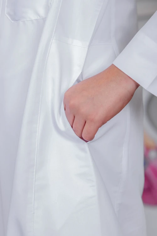 ثوب ولادي أبيض سادة ياقة دائرية بجيوب و أزرار من الأمام