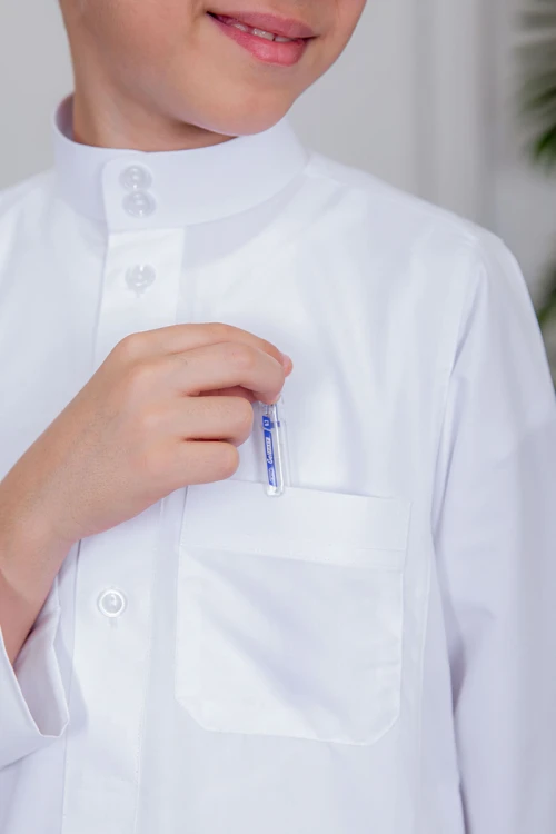 ثوب ولادي أبيض سادة ياقة دائرية بجيوب و أزرار من الأمام