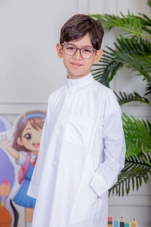 ثوب ولادي أبيض سادة ياقة دائرية بجيوب و أزرار من الأمام