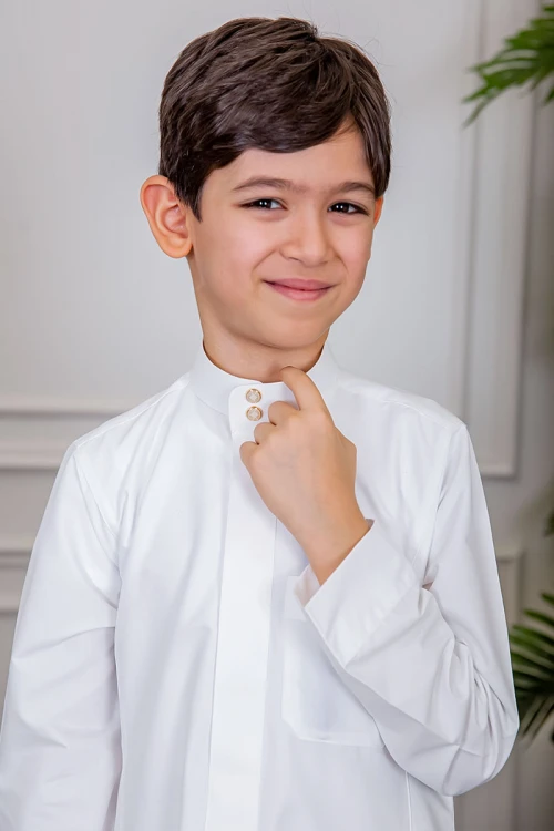 ثوب ولادي كريمي سادة ياقة دائرية بجيوب و أزرار ذهبي من الأمام