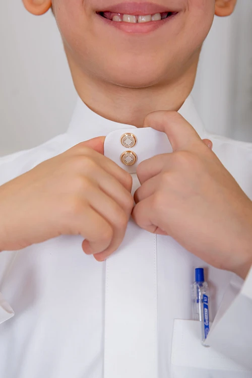 ثوب ولادي كريمي سادة ياقة دائرية بجيوب و أزرار ذهبي من الأمام