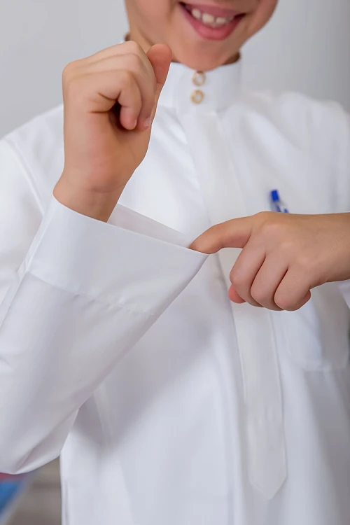 ثوب ولادي كريمي سادة ياقة دائرية بجيوب و أزرار ذهبي من الأمام