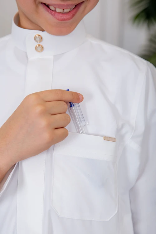 ثوب ولادي كريمي سادة ياقة دائرية بجيوب و أزرار ذهبي من الأمام