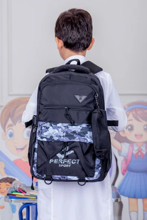 شنطة ظهر مدرسية متعدد الاوان مزينة بنقوش ملونة و بجيوب متعددة مع مقلمة 